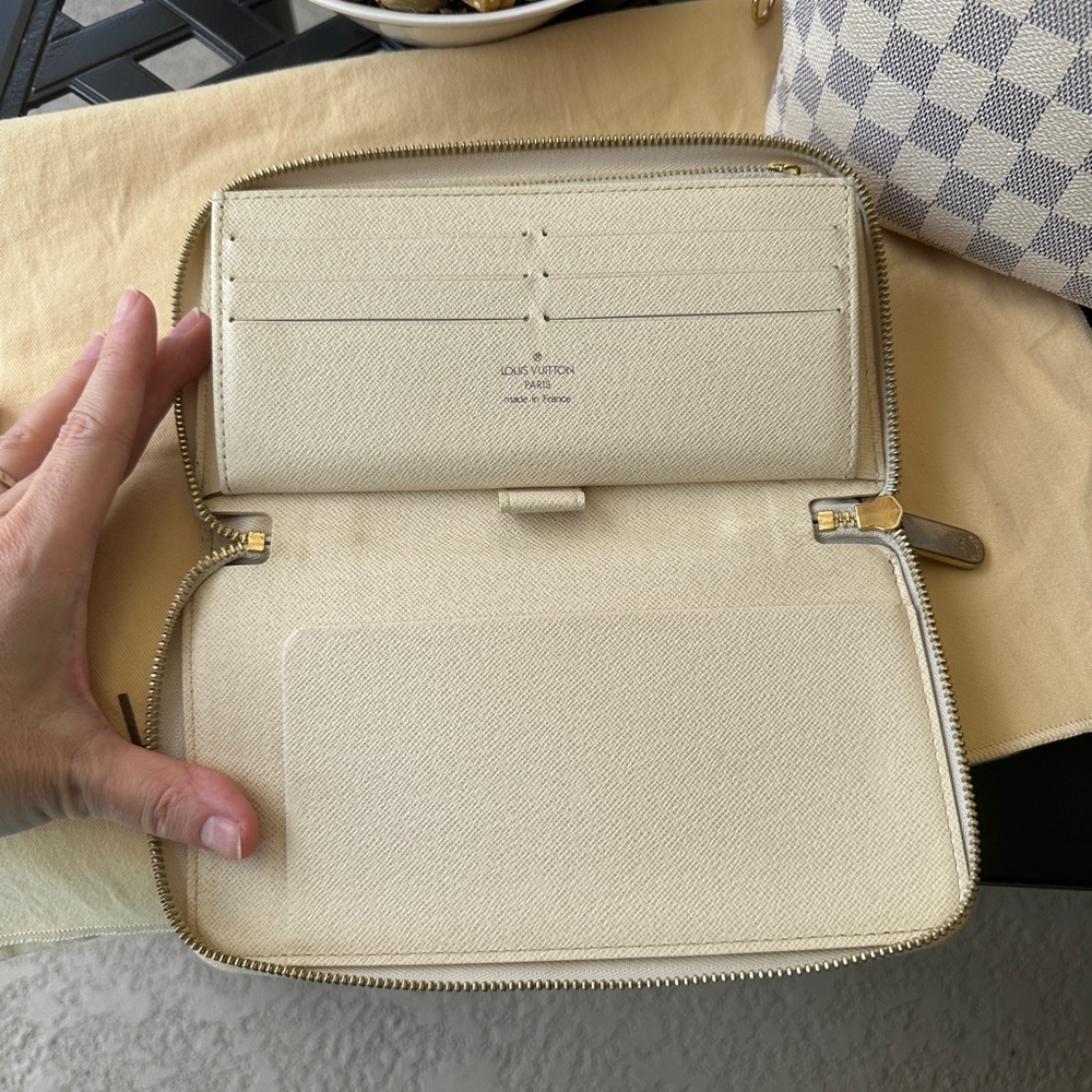 Authenticated Louis Vuitton Damier White and Blue zip around wallet. - Picture 7 of 10